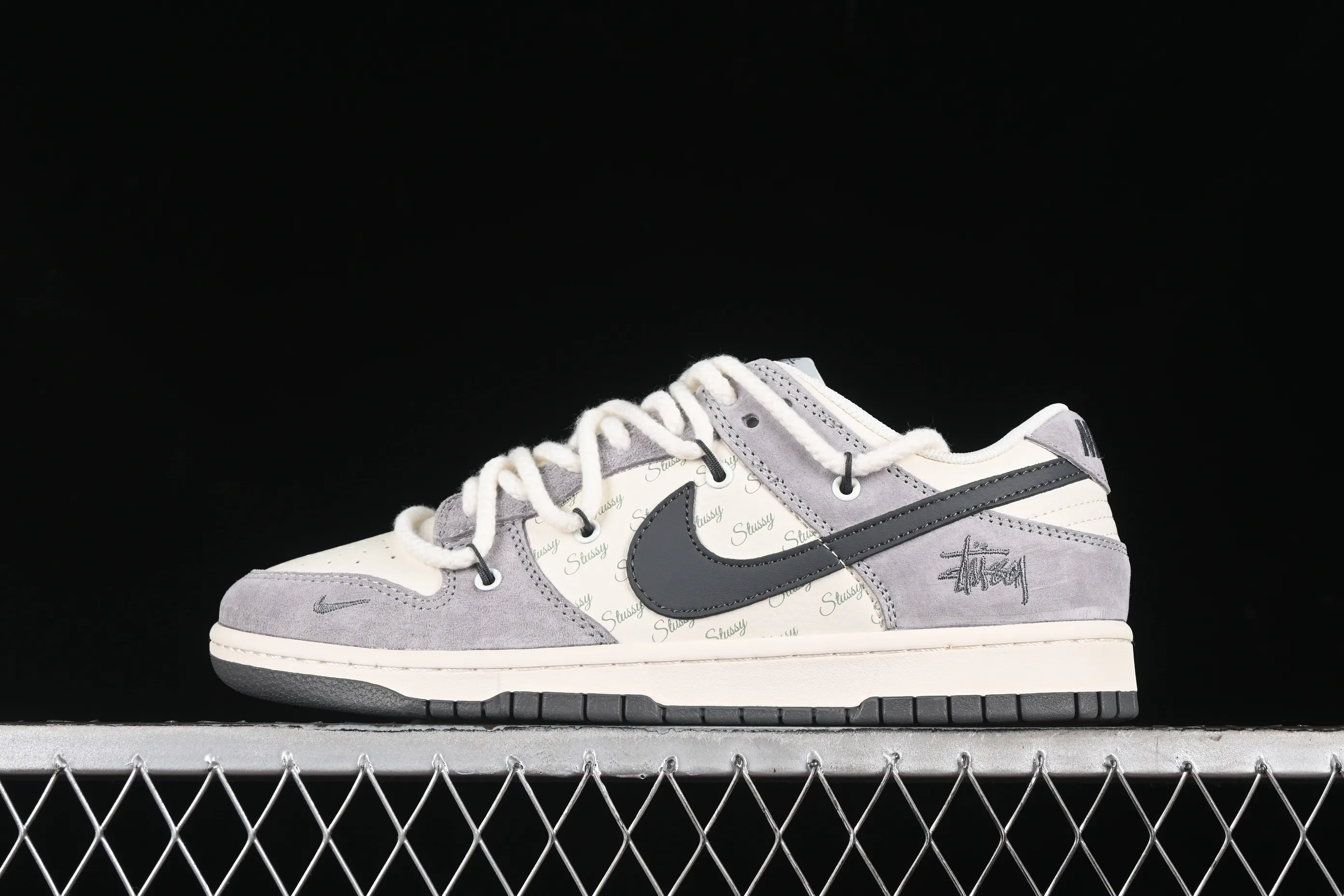 All Categories Nk SB Dunk Series Nk SB Dunk Low High-end Customized Low-top Sneakers Nk SB Dunk Low Stusi Co-branded - Strap Beige Dark Gray Hook Anniversary High-end Customized Low-top Casual Sneakers SJ2068-295